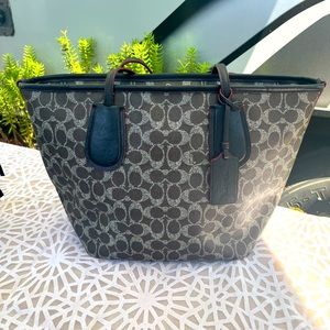COACH Leather tote Size M $28